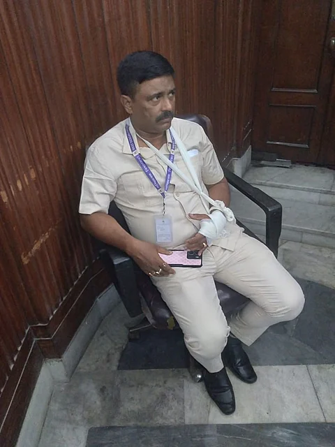 विधानसभा में अभूतपूर्व हंगामा, विधायक और सुरक्षा कर्मी में धक्का-मुक्की