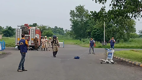 एयरपोर्ट पर यात्री ने छोड़ा बैग, प्रबंधन रहा परेशान