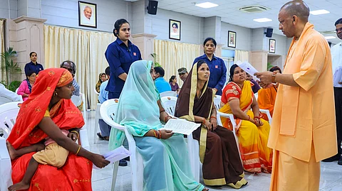 'जनता दर्शन' में मुख्यमंत्री योगी आदित्यनाथ