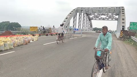 चंद्रकोणा में केठिया नहर पर बने पुल की किनारे की जमीन धंसने से हो रहा मरम्मत का कार्य