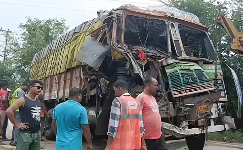 एनएच 60 पर बेलदा के समीप हुई दुर्घटना के बाद ली गई तस्वीर