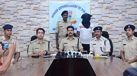 'लुकआउट नोटिस' जारी था