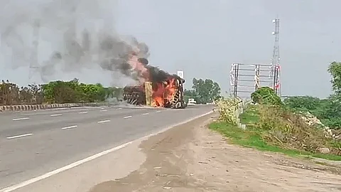 टैंकर में आग लगी