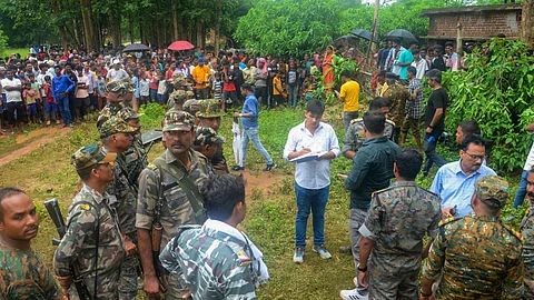 पलामू टाइगर रिजर्व से एक बचाव दल मौके पर पहुंचा