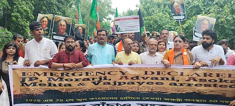 भाजपा समर्थकों ने सिर और हाथ पर काली पट्टी बांधकर मनाया संविधान हत्या दिवस