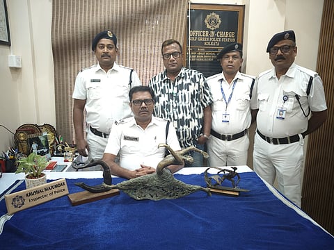 चोर के पास से बरामद सामान दिखाते हुए गोल्फग्रीन थाना के ओसी कौशल मजुमजार