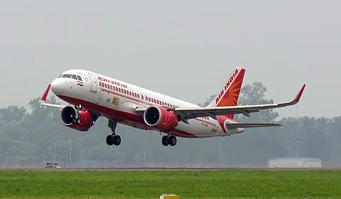 बीच उड़ान में बिगड़ी महिला की तबियत, हुई मौत