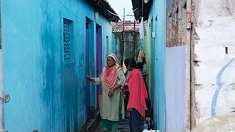 किशोर को घर के अंदर से निकालने का प्रयास करते हुए परिजन
