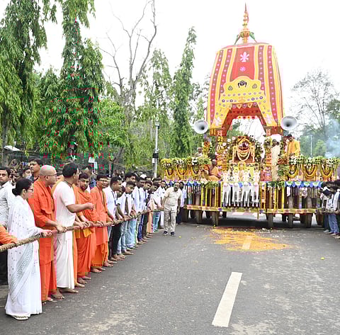 रथ की रस्सी खींचने से सीएम के हाथ में पड़ा काला दाग