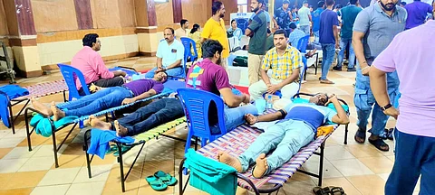 मानस चौबे की स्मृति में आयोजित रक्तदान शिविर में रक्तदान करते लोग