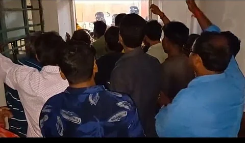 पालिका के सामने प्रदर्शन करते हुए श्रमिक