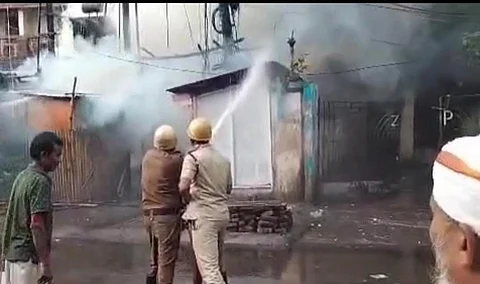 आग बुझाते दमकल कर्मी