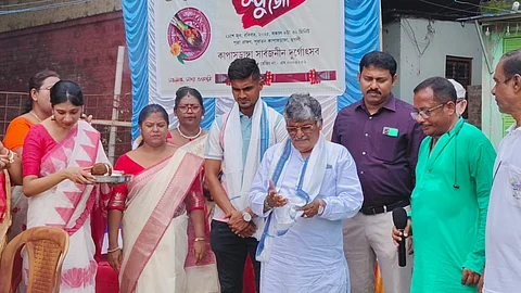 विधायक असित मजुमदार खूंटी पूजन करते हुए