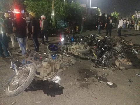 बजबज में वाहनों में तोड़फोड़ की तस्वीर