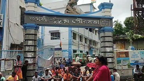 हुगली चुंचुड़ा पालिका के सामने विरोध प्रदर्शन करते हुए श्रमिक