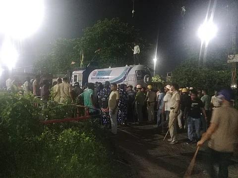 बजबज के आईओसी प्लांट के सामने विवाद के दौरान तैनात पुलिस