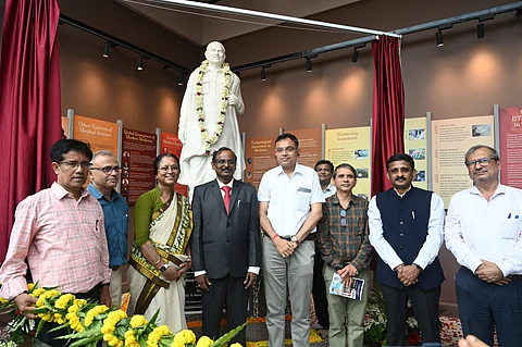 खड़गपुर आईआईटी में डॉ. बी सी रॉय की प्रतिमा के अनावरण के मौके पर मौजूद इसरो के अध्यक्ष डॉ. वी. नारायणन, आईआईटी खड़गपुर के निदेशक प्रो. सुमन चक्रवर्ती व अन्य