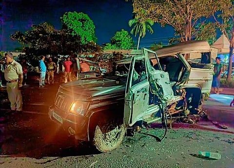 पूर्व मिदनापुर के महिषादल में पुलिस की गश्ती गाड़ी को ट्रक ने मारी टक्कर