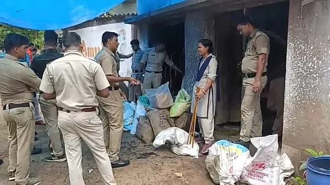 आबकारी विभाग की ओर से चलाए गए अभियान के दौरान बरामद शराब बनाने का सामान