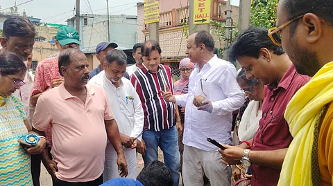 बदहाल सड़क के नवीनीकरण कार्य का हुआ शिलान्यास, श्रेय लेने की मची होड़