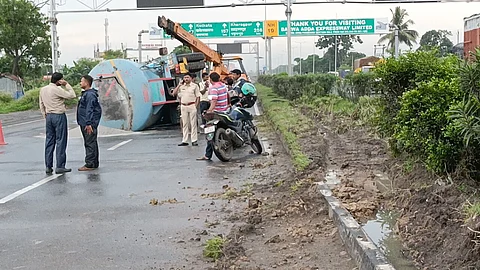 कांकसा में केमिकल से भरा टैंकर पलटा, ड्राइवर और खलासी घायल