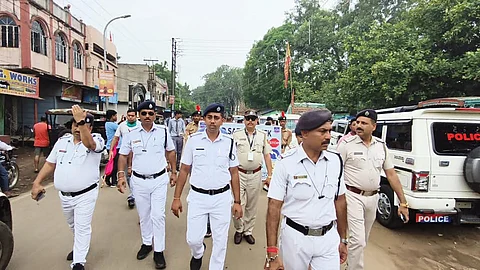 स्कूली बच्चों संग पुलिस ने सड़क सुरक्षा नियमों के प्रति जन-जन को किया जागरूक