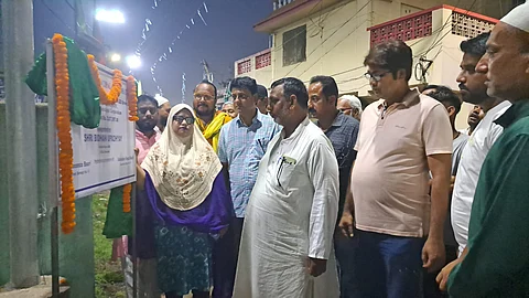 वार्ड 98 में 65 पोल लाइट लगने से इलाका हुआ रौशन