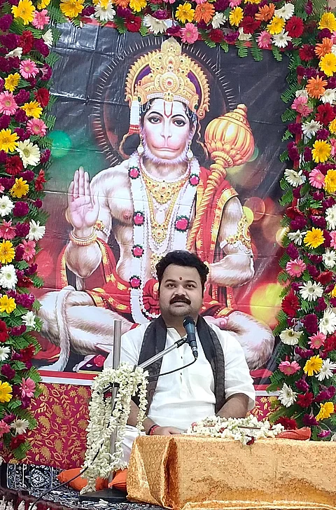 'हनुमान जी को वायु देव से दिव्य शक्तियाँ प्राप्त थी'