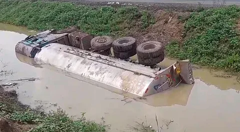 दूध से भरा कंटेनर जलाशय में पलटा