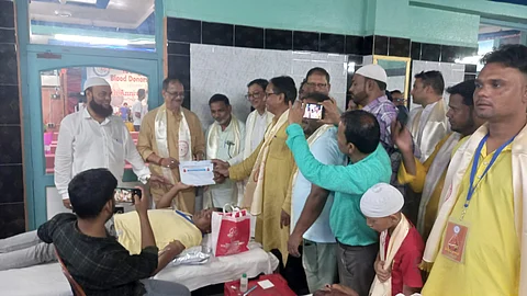 रक्तदान इंसानों का मिलन कराता है- मंत्री