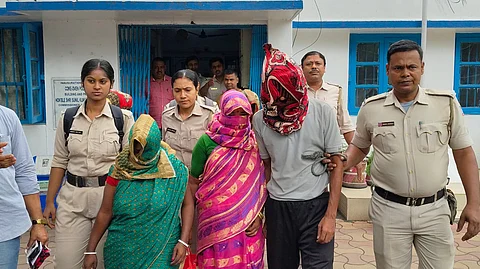 स्कूल बैग की आड़ में हो रही गांजा तस्करी, 4 महिलाएं सहित 5 गिरफ्तार