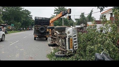 बिजनबाड़ी क्षेत्र में खराब सड़क के कारण पिकअप दुर्घटनाग्रस्त