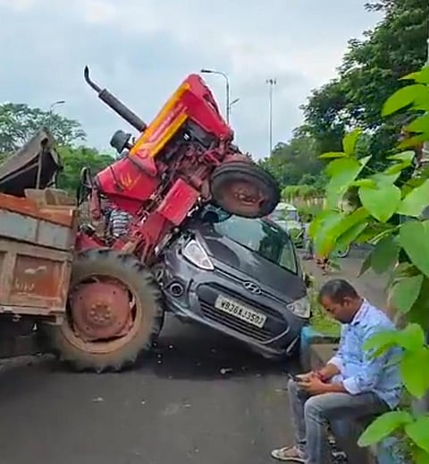 अनियंत्रित ट्रैक्टर ने बाइक और कार को मारी टक्कर