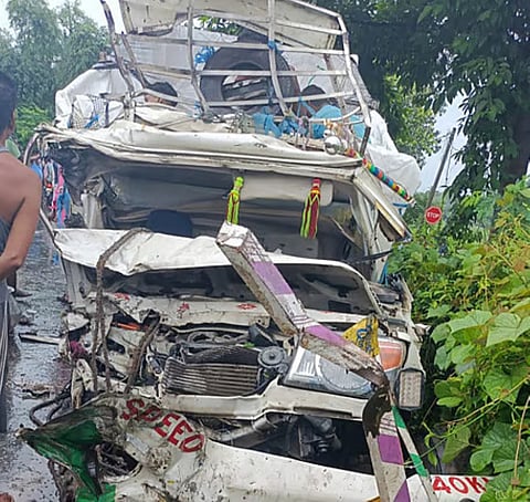 पश्चिम मिदनापुर के गढ़बेता में ट्रक और पिकअप वैन के बीच हुई टक्कर