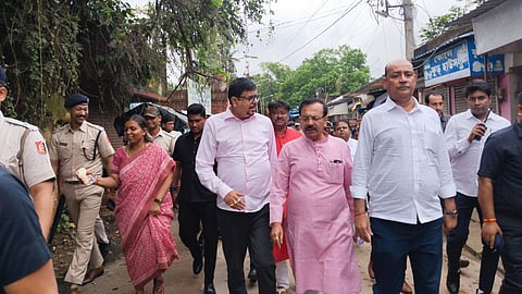 मंत्री अरूप विश्ववास श्रावणी मेला को लेकर आयोजित प्रशासनिक बैठक में शामिल हुए, साथ में हैं मंत्री सुजीत बसु, मंत्री पुलक राय व अन्य