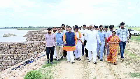 बलिया जिले में बाढ़ रोकथाम परियोजनाओं का निरीक्षण
