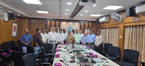 विधायक शौकत मोल्ला, मंत्री बीरबाहा हांसदा के साथ अरण्य भवन में आयोजित बैठक के दौरान ली गई तस्वीर