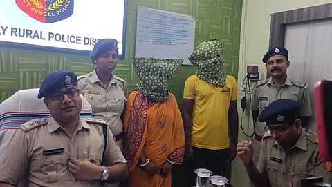 आरामबाग एसडीपीओ सुप्रभात चक्रवर्ती गिरफ्तार पत्नी व प्रेमी को दिखाते हुए