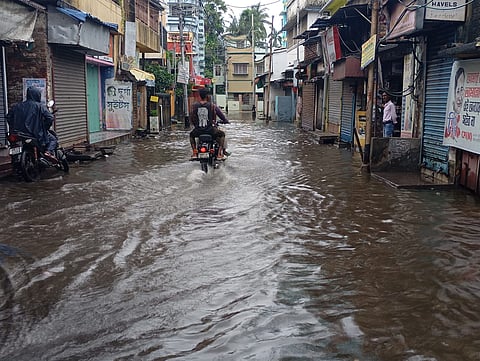 रात भर हुई बारिश से तालाब में तब्दील हुए कई इलाके