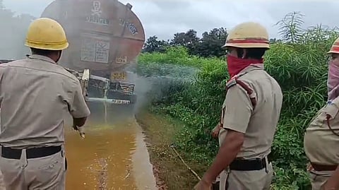 नारायणगढ़ में एसिड से भरे ट्रक से एसिड लीक होने के बाद पहुंचे दमकल कर्मी