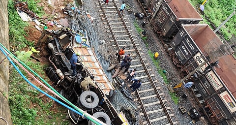 खड़गपुर के नीमपुरा इलाके में फ्लाईओवर ब्रिज से गिरा लोहे की छड़ो से लदा ट्रक