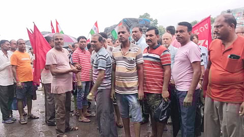 हड़ताल के समर्थन में सड़क पर उतरे केंद्रीय ट्रेड यूनियन के सदस्य