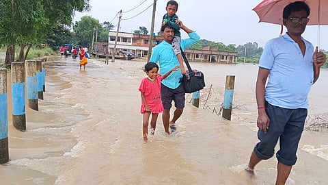 पश्चिम मिदनापुर के घाटाल में एक बार फिर से सड़क पर से बह रहा पानी