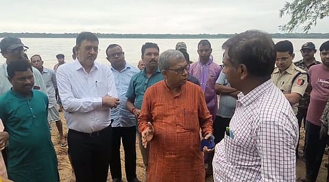 झाड़ग्राम के बाढ़ प्रभावित इलाकों का निरीक्षण करते राज्य के सिंचाई मंत्री मानस भुइंया