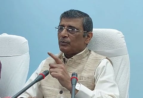 प्रश्न पत्र वितर्क को लेकर मीडिया कर्मियों से रुबरु विद्यासागर विश्वविद्यालय के कुलपति दीपक कुमार कर