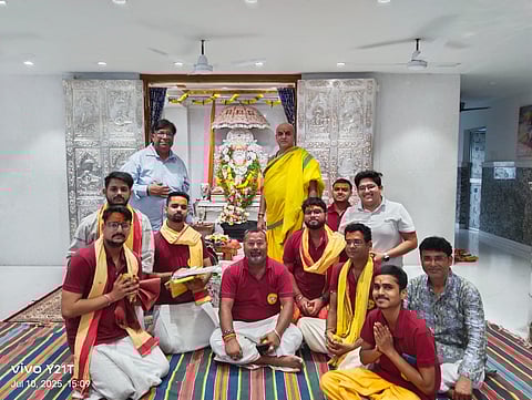 राज राजेश्वरी मंदिर में गुरु पूर्णिमा के दौरान ली गई तस्वीर