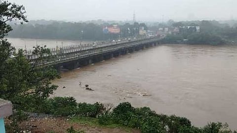 नदी में पानी खतरे के निशान से ऊपर