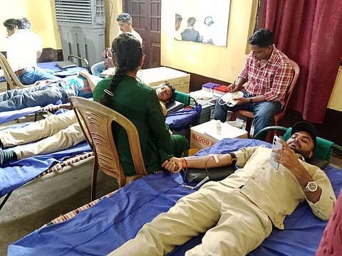 रक्तदान शिविर में रक्तदान करते लोग