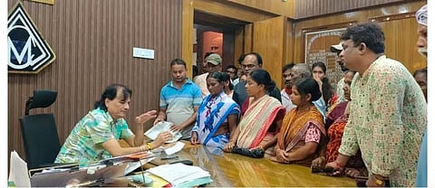 रास्ता व ड्रेनेज समस्या के समाधान के लिए मेयर को सौंपा गया ज्ञापन
