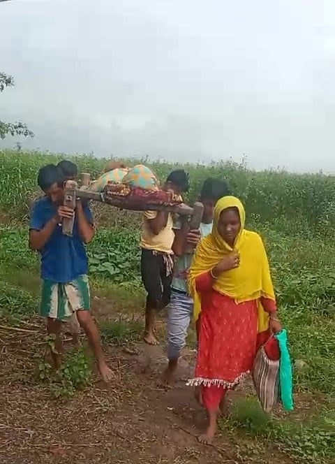 रास्ते का हाल बदहाल, बीमार को अस्पताल ले जाना पड़ता है कंधे पर लादकर